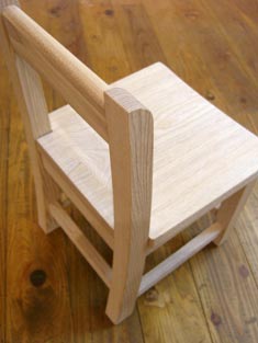 小さい椅子、木の椅子